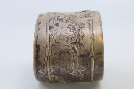 Argola de guardanapo em prata em forma oval com relevos